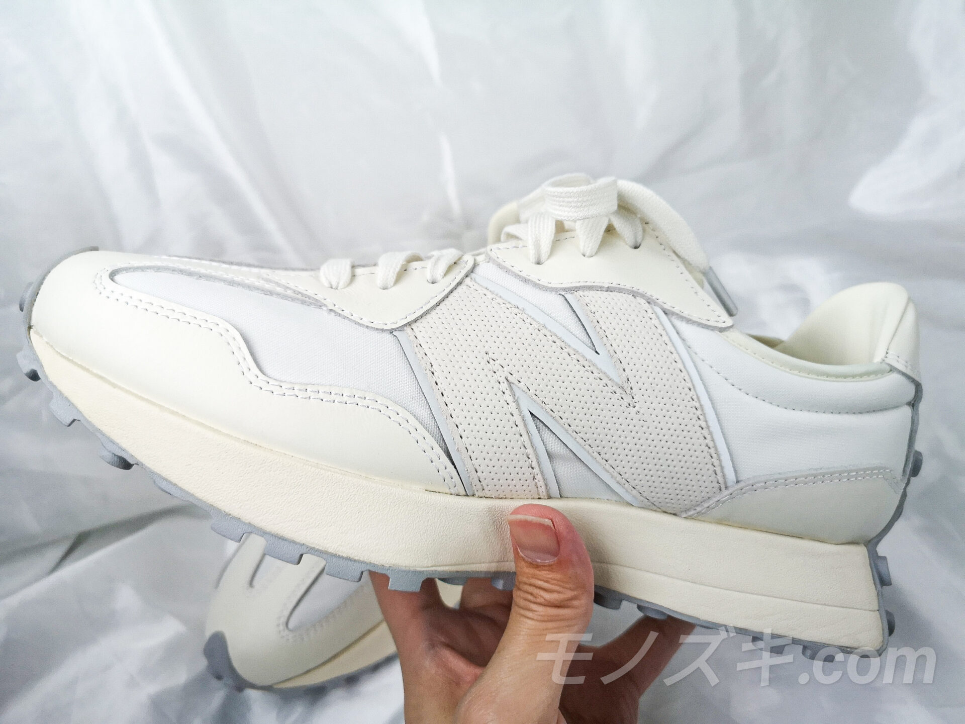 女性人気高し！細見えNo.1スニーカー、NewBalance 327のホワイトパック